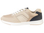 Sneakers beiges avec des accents noirs.