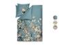 Parure de lit à motif floral dans les tons bleus et beiges, avec des motifs supplémentaires.