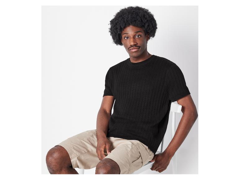 T-shirt côtelé noir et shorts cargo beiges pour homme.