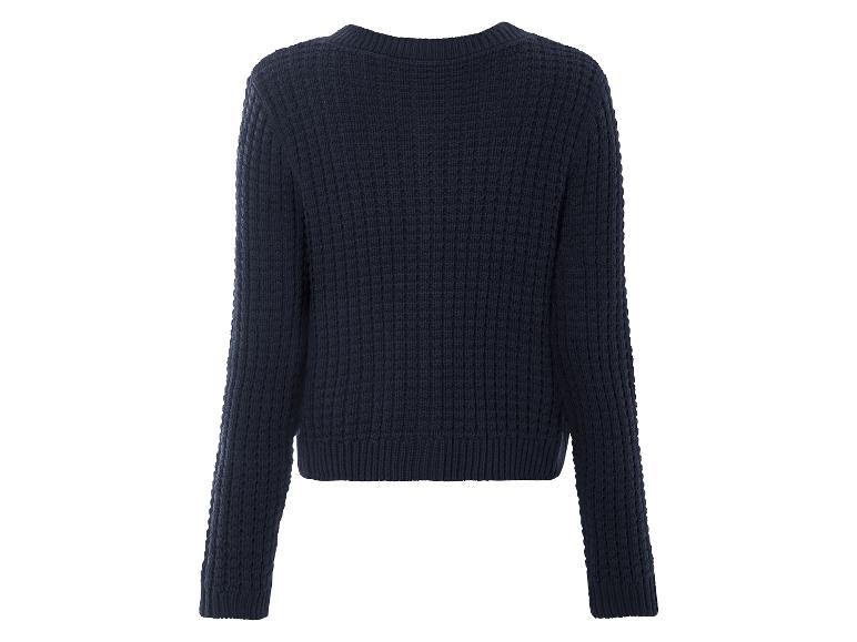 Un pull bleu marine à manches longues.