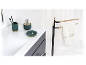 Ensemble de salle de bain vert foncé avec porte-serviettes en bois et métal.