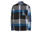 Une chemise à manches longues à carreaux bleus, gris et noirs.
