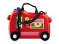 Une valise rouge à roulettes, conçue comme un camion de pompiers.