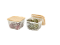 Deux paniers de rangement en maille blanche avec couvercles en bambou, contenant des fruits.