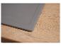 Set de table gris sur une surface en bois.
