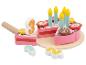 Gâteau d'anniversaire jouet en bois avec bougies, garnitures de fruits et chiffres 3, 1, 2.