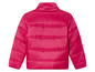 Une veste matelassée rose.