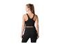 Femme en crop top et leggings de sport noirs, vue de dos