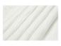 Détail de tissu blanc légèrement froissé avec des plis diagonaux