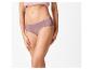Femme en culotte de coton mauve et crop top rose, posant les mains sur les cuisses.