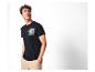 Homme en t-shirt bleu marine avec imprimé voiture et palmier, et pantalon beige.