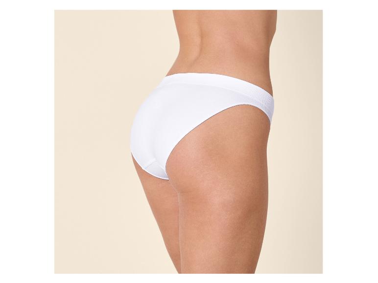 Dos de femme en culotte de coton blanche
