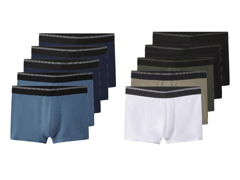 Deux ensembles de boxers pour hommes, l'un dans les tons de bleu et l'autre en noir, blanc et olive.