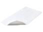 Tapis de bain blanc moelleux avec revêtement antidérapant.
