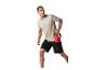 Homme en t-shirt beige et short noir tenant un kettlebell rouge de 12 kg.