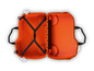 Une valise orange ouverte avec des sangles noires