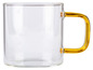 Une tasse en verre transparent avec une anse jaune.