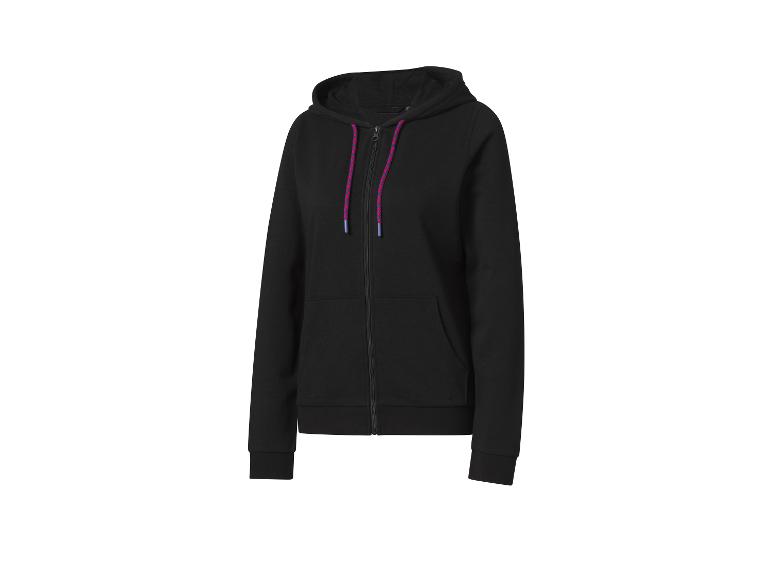 Un sweat-shirt noir à capuche et à fermeture éclair.