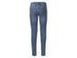 Un jean skinny bleu pour femme.