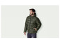 Un homme porte une veste matelassée verte à capuche.