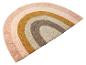 Un tapis semi-circulaire avec un motif arc-en-ciel dans des couleurs pastel douces.