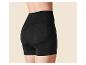 Dos d'une femme en short noir taille haute avec rembourrage fessier
