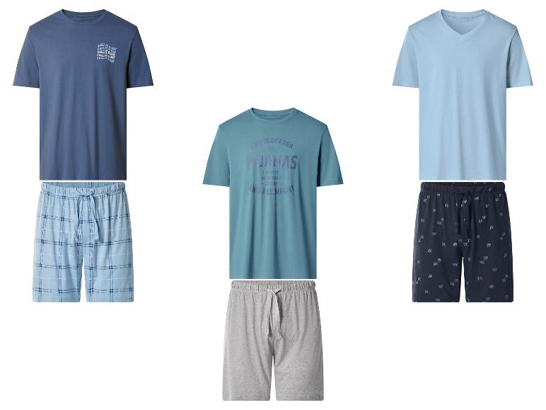Trois ensembles de pyjama pour hommes : bleu avec le texte 'Call it a day', sarcelle avec le texte 'Life is better in pyjamas' et bleu clair avec un short à motifs.