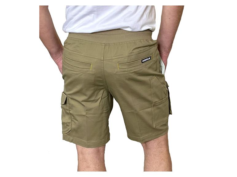 Short cargo kaki pour homme avec taille élastique et poches latérales.