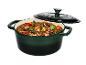 Un ragoût de viande et de légumes dans une cocotte en fonte vert foncé.
