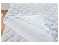 Une alèse de matelas blanche avec une housse bleue matelassée.