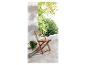 Une chaise pliante en bois sur une terrasse avec vue sur la verdure.