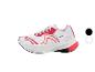 Chaussures de course blanches avec des accents rouges et oranges et une semelle noire.