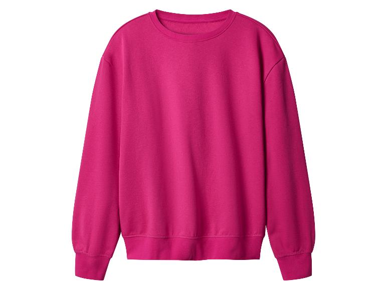Un simple sweat-shirt fuchsia à manches longues et col rond.