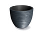 Un pot de fleurs gris foncé avec un design strié.