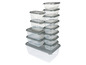 Une pile de contenants alimentaires en plastique transparent avec des couvercles gris.