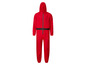 Une combinaison rouge avec une capuche et une ceinture noire.