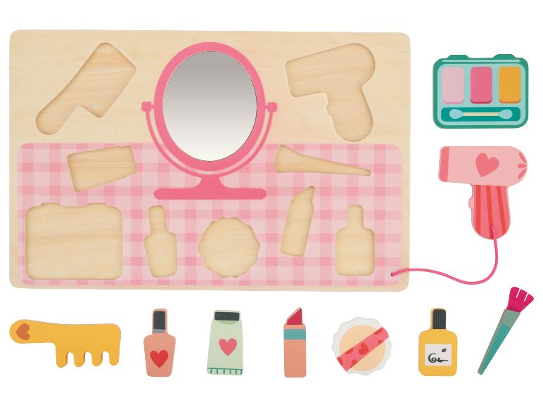 Ensemble de jeu en bois sur le thème de la beauté avec miroir, sèche-cheveux et produits cosmétiques.