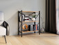 Une étagère en métal noir avec des livres et des objets décoratifs dans un salon moderne.