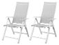 Deux chaises pliantes grises en aluminium, idéales pour l'extérieur.