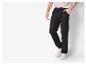 Pantalon noir et baskets blanches pour homme.