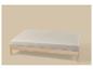 Cadre de lit en bois clair avec un matelas gris clair sur fond beige.