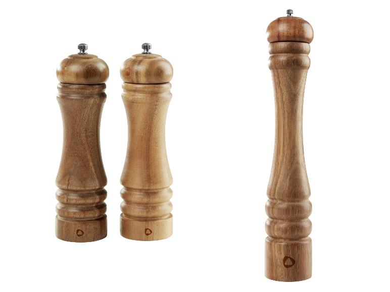 Trois moulins à poivre en bois : deux petits et un grand.