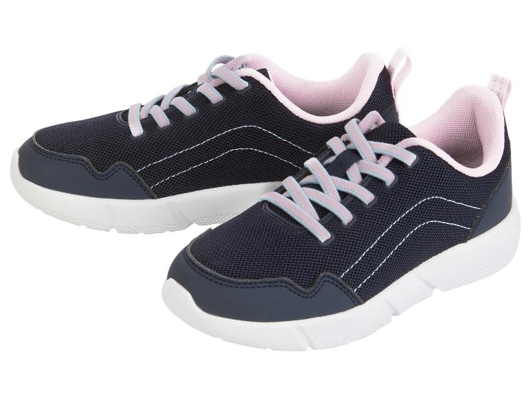 Deux paires de baskets bleu marine pour enfants, lacets rose pâle.
