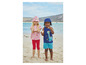 Deux enfants en maillot de bain sur la plage.