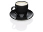 Une tasse de cappuccino dans une tasse et une soucoupe noires.