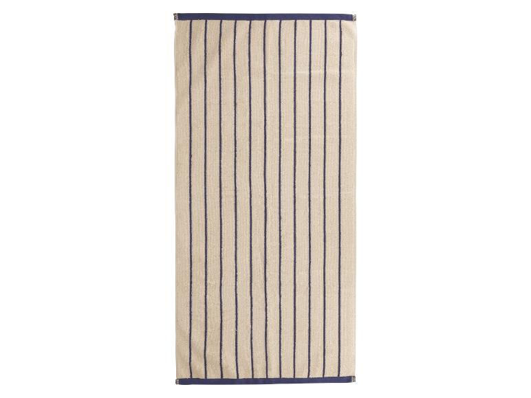 Une serviette beige avec des rayures bleu marine.