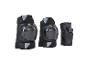 Un ensemble de protections noires pour les genoux et les coudes pour le skateboard.