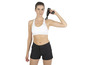 Une femme en tenue de sport utilise un pistolet de massage sur son épaule.