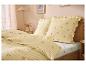 Parure de lit rayée jaune avec motif citrons dans une chambre