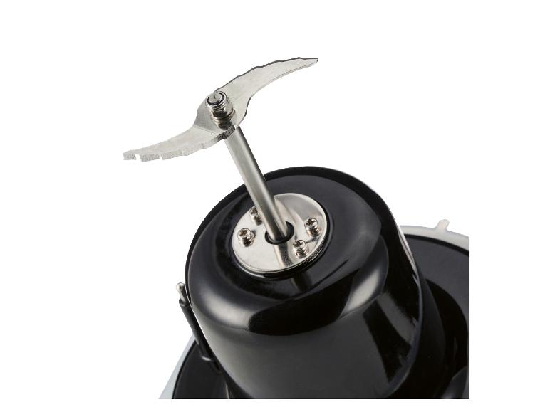 Moteur noir brillant d'un hachoir alimentaire avec une lame métallique dentelée